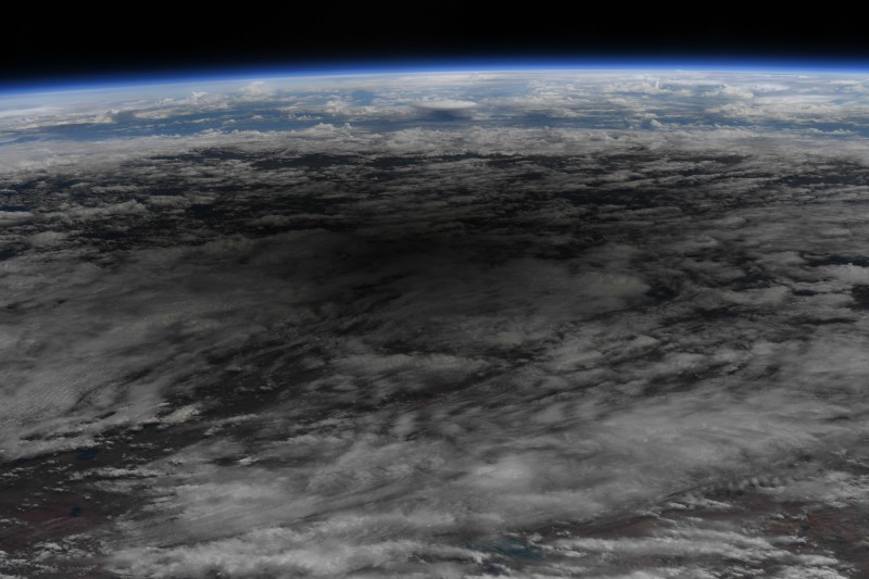 astronauta faz fotos incríveis da terra no momento do eclipse