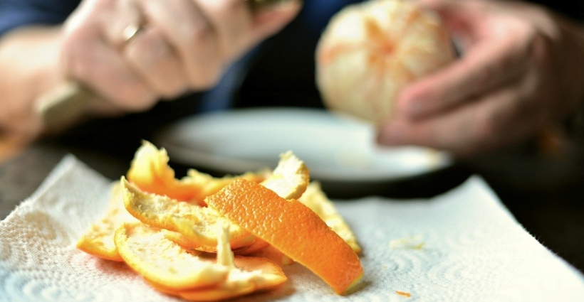 Não jogue as cascas fora! Veja como é fácil extrair o aroma da casca de laranja para fazer um aromatizador caseiro - Bons Fluidos