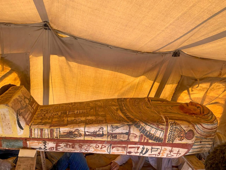 Autoridades do Egito anunciam descoberta de 14 sarcófagos bem preservados de 2,5 mil anos; veja