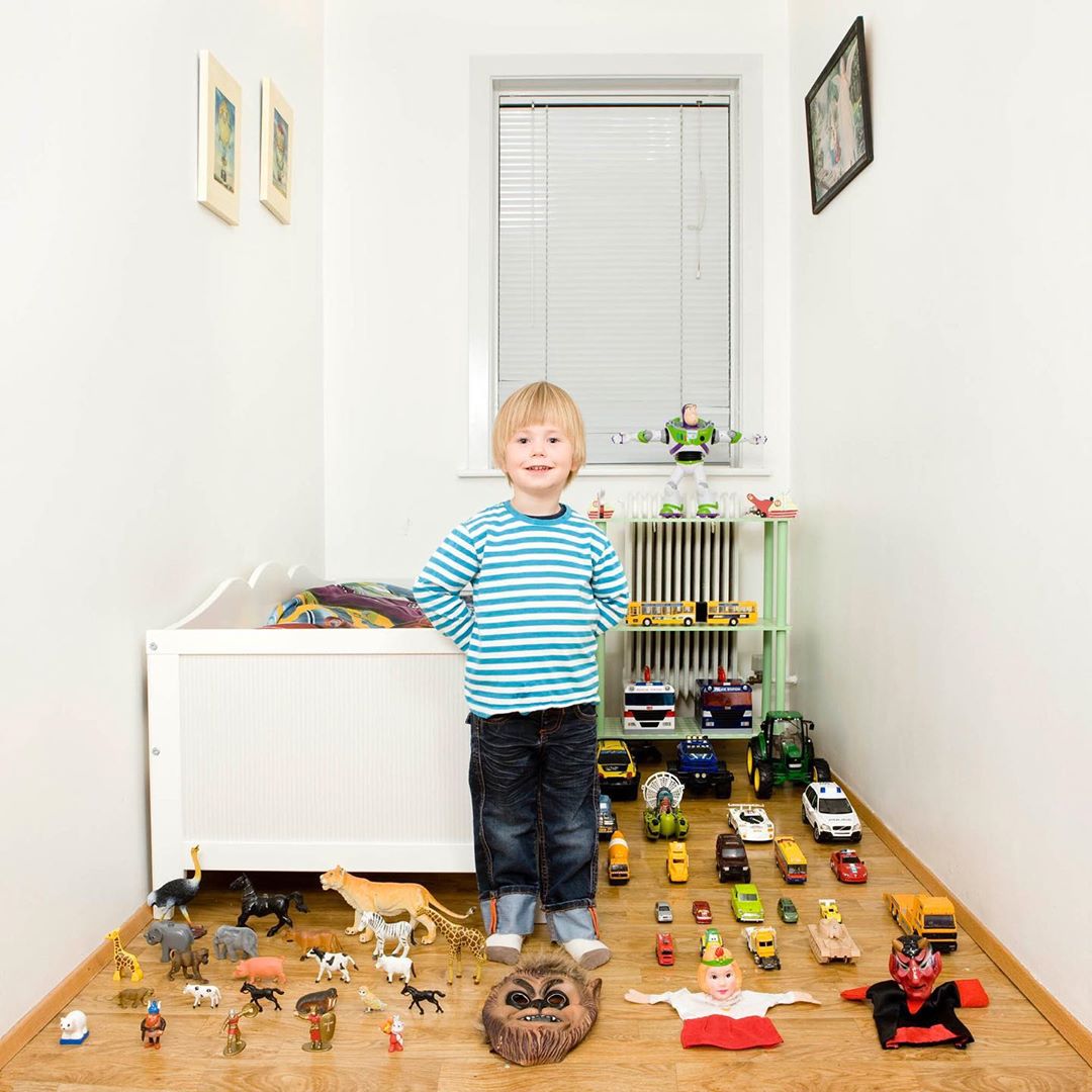 Fotógrafo viaja o mundo clicando crianças com seus brinquedos
