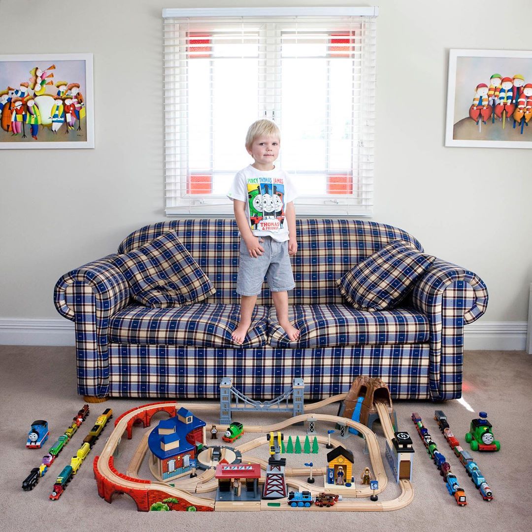 Fotógrafo viaja o mundo clicando crianças com seus brinquedos