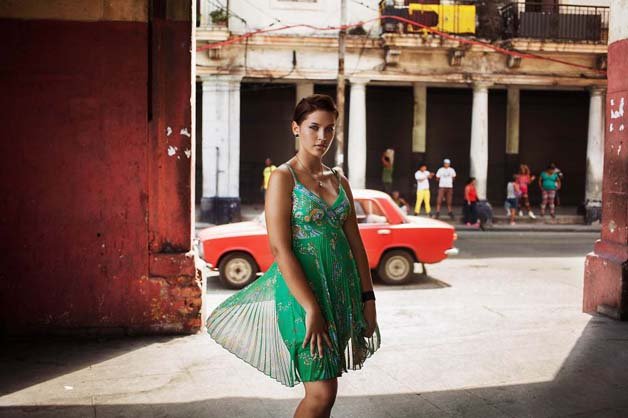 Romena viaja o mundo fotografando a beleza de mulheres de diferentes países
