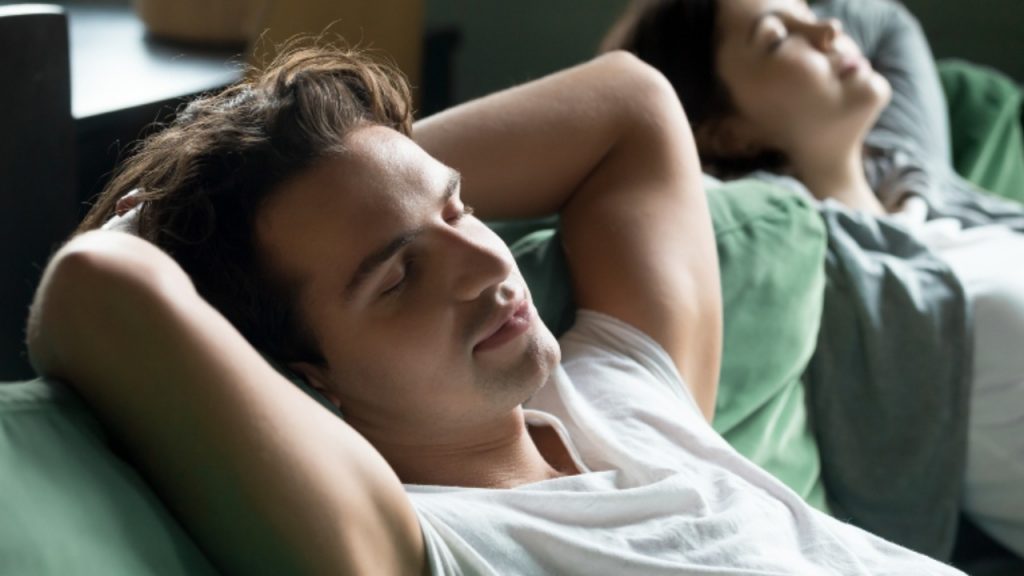 Aprenda a cair no sono em um instante com a técnica de respiração 4-7-8