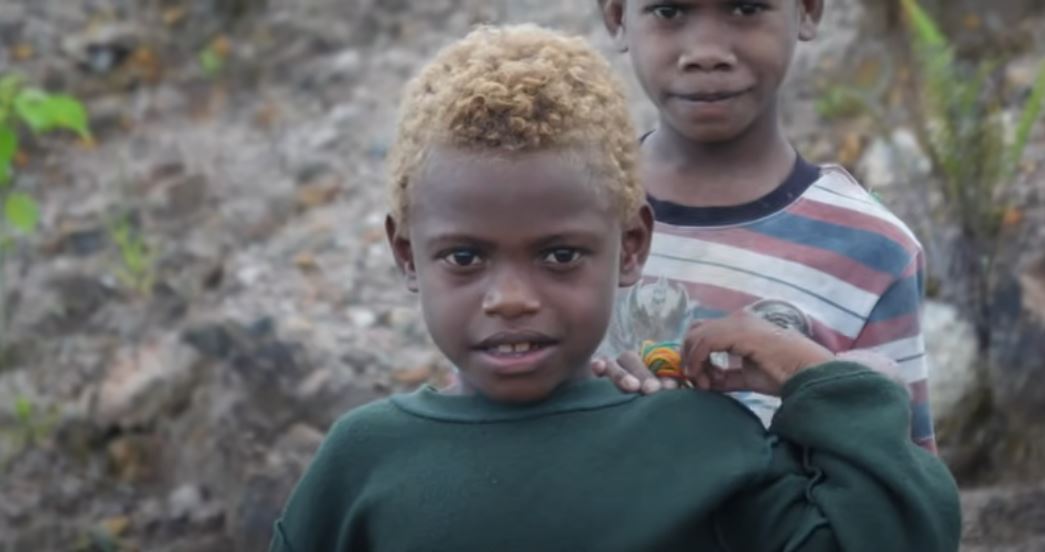 Conheça a Ilha no Pacífico onde parte da população tem cabelos loiros e pele negra