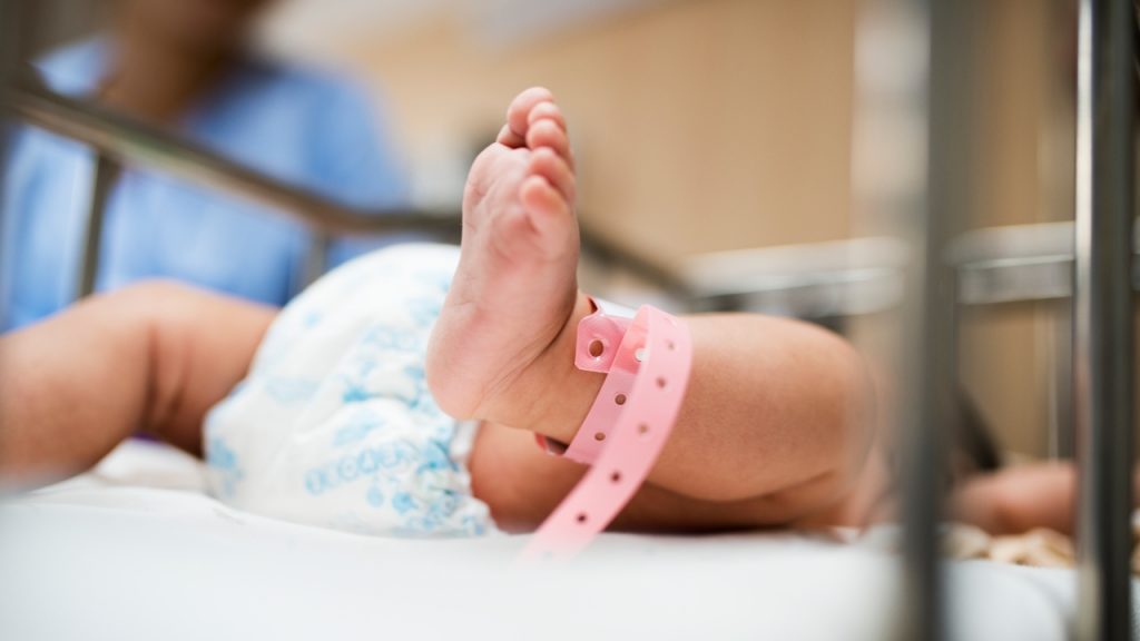 Bebê mais prematuro do mundo a sobreviver completa 1 ano e contraria as previsões