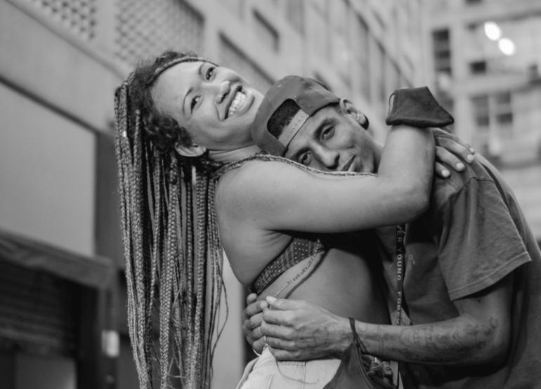''Amor nas Ruas'': Artista lança série de vídeos com histórias de amor de casais em situação de rua