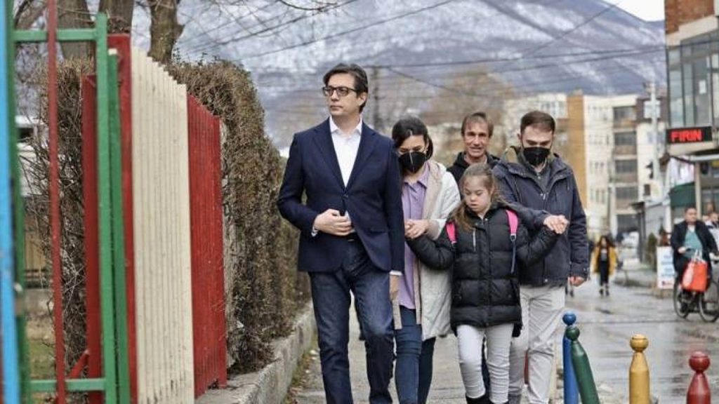 Presidente da Macedônia do Norte leva à escola menina com síndrome de Down que sofreu bullying