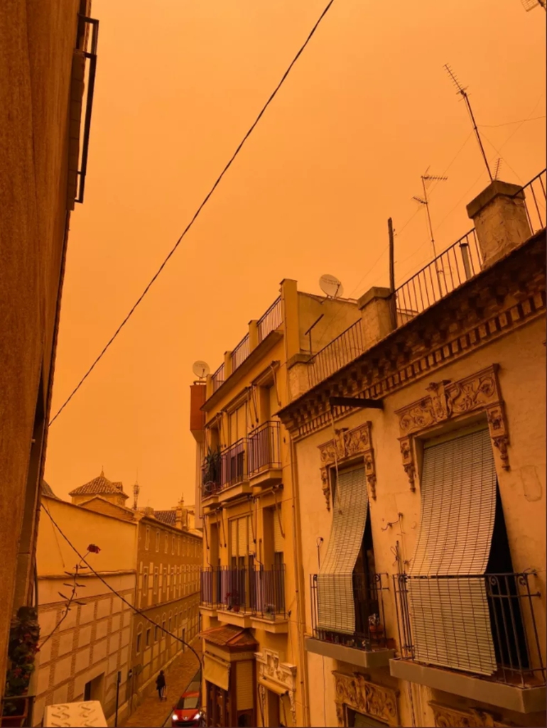 Areia do Saara 'tinge' céu do sul da Espanha de laranja e imagens impressionam