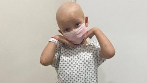 Curada do câncer, menina de 4 anos canta "Livre Estou" com equipe do hospital