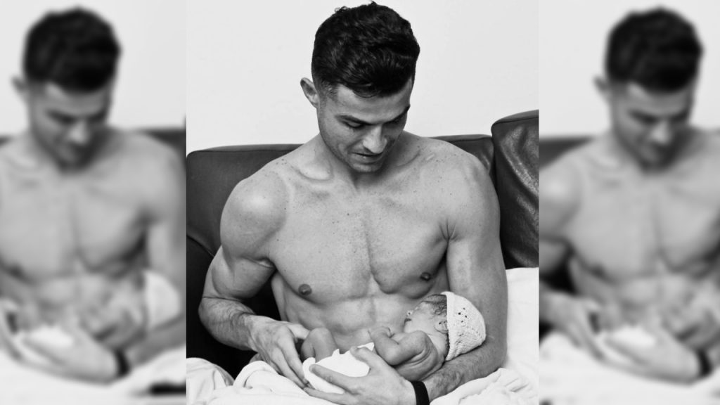 Após perda de filho gêmeo, Cristiano Ronaldo surge segurando filha recém-nascida