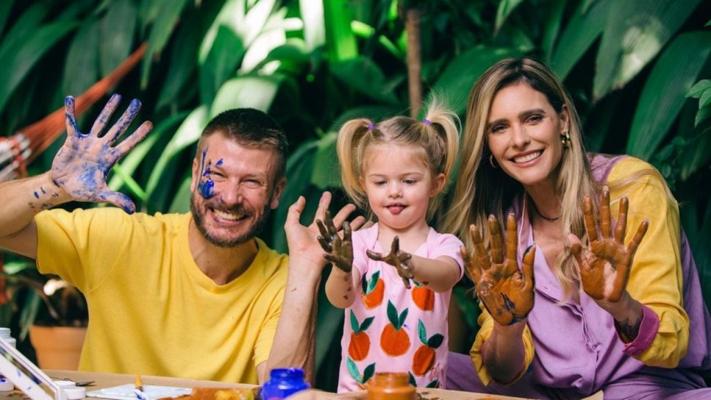 De volta à infância, Rodrigo Hilbert se diverte com filha e esposa: "Família linda!"