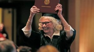 Idosa realiza sonho e se forma na faculdade aos 84 anos