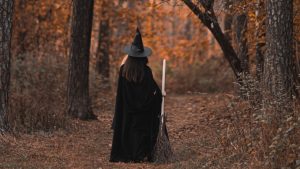 Para além do chapéu e vassoura: conheça a sabedoria das bruxas