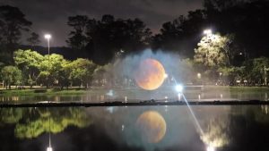 Parque Ibirapuera, em SP, transmite eclipse através de projeção em lago