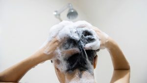 Você usa shampoo corretamente? Especialista lista 5 erros comuns