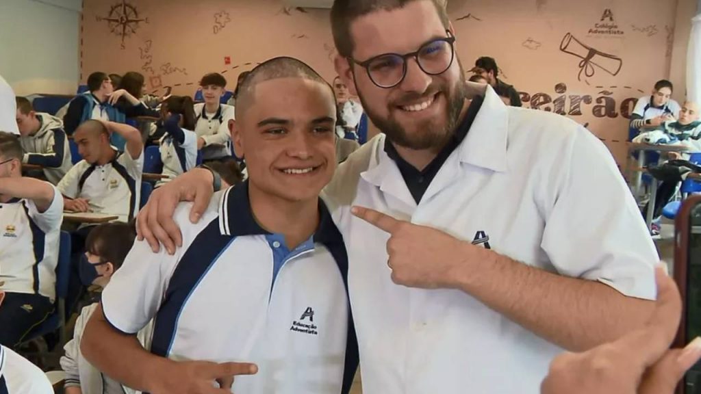 Alunos raspam cabelo em apoio a colega que começou tratamento contra câncer