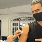 Cesar Tralli recebe a quarta dose da vacina contra a Covid-19: "É tetra"