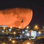 Como é possível? Fotografo capta imagens de Lua gigante no céu de Brasília e resultado impressiona