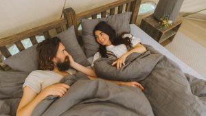 Dia dos Namorados: dormir com parceiros melhora o sono, diz estudo