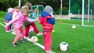 Pesquisa aponta que esportes coletivos beneficiam saúde mental das crianças