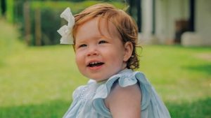 Harry e Meghan Markle divulgam imagem de filha, Lilibet, em seu primeiro aniversário