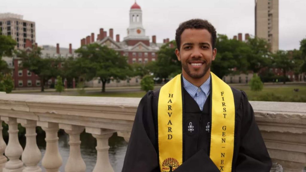"Teria ficado orgulhoso", brasileiro se forma em Harvard e dedica diploma ao pai