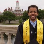 "Teria ficado orgulhoso", brasileiro se forma em Harvard e dedica diploma ao pai