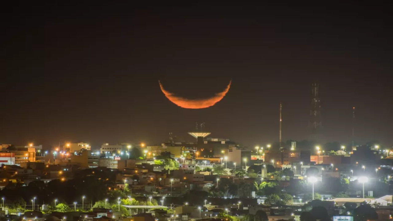 Fotografo capta imagens de Lua gigante no céu de Brasília e resultado impressiona