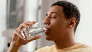 Médico faz alerta sobre a importância do consumo de água no inverno