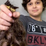 Menino corta cabelo, doa para paciente com câncer e mãe faz relato
