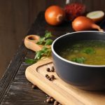 Nutricionista ensina: caldo verde low carb com shitake e alho-poró