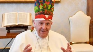 Bispos da Amazônia presenteiam Papa Francisco com um cocar