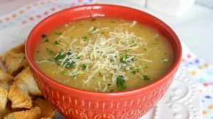 Sopa de mandioca com frango para você fazer no frio