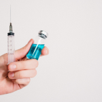 Vacinação protege pacientes em diálise da forma grave da Covid-19, diz estudo