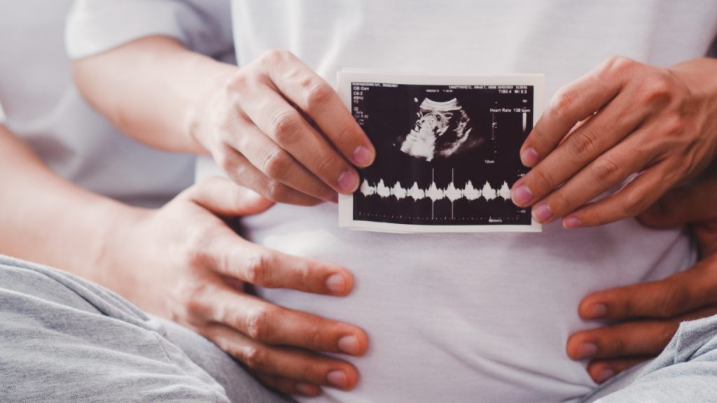 Vídeo mostra com precisão feto de 10 semanas no útero da mãe