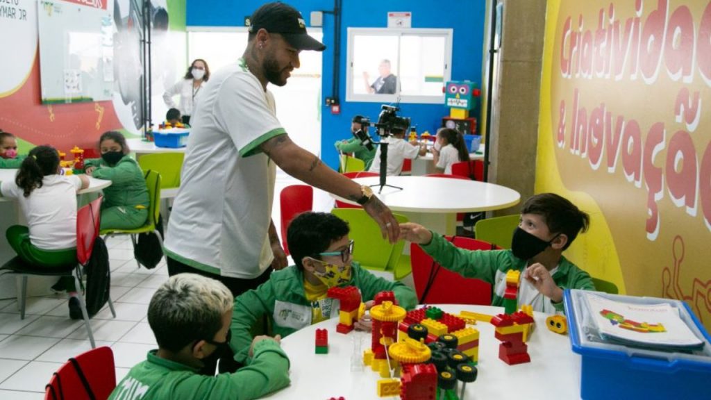 Neymar visita seu Instituto e se emociona: "Motivo de orgulho"