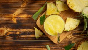 Suco de abacaxi com gengibre te ajuda na desintoxicação; conheça esse remédio natural