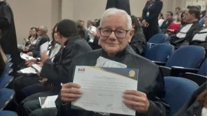 "A idade não é obstáculo"; aos 77 anos, aposentado passa no exame da OAB