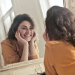 Uso de produtos anti-idade melhora a autoestima da mulher, diz estudo