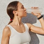 Beber água durante o treino: consequências da desidratação no esporte a curto e longo prazo
