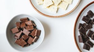 Chocolate dá mesmo espinha ou pode fazer bem para a pele?