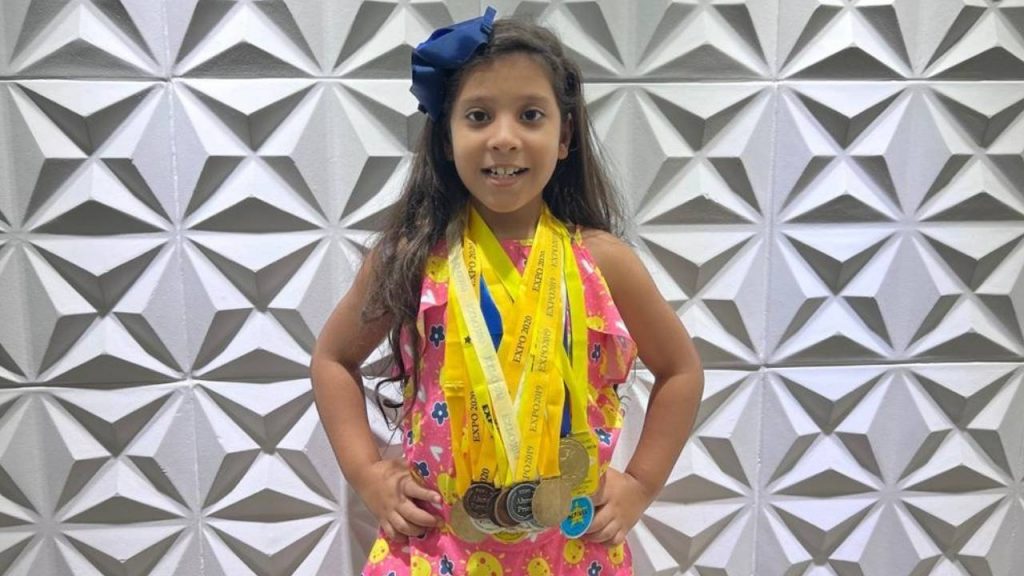 Menina de 8 anos entra para sociedade de alto QI, mas caso comprova que o Brasil não tem preparo para crianças superdotadas
