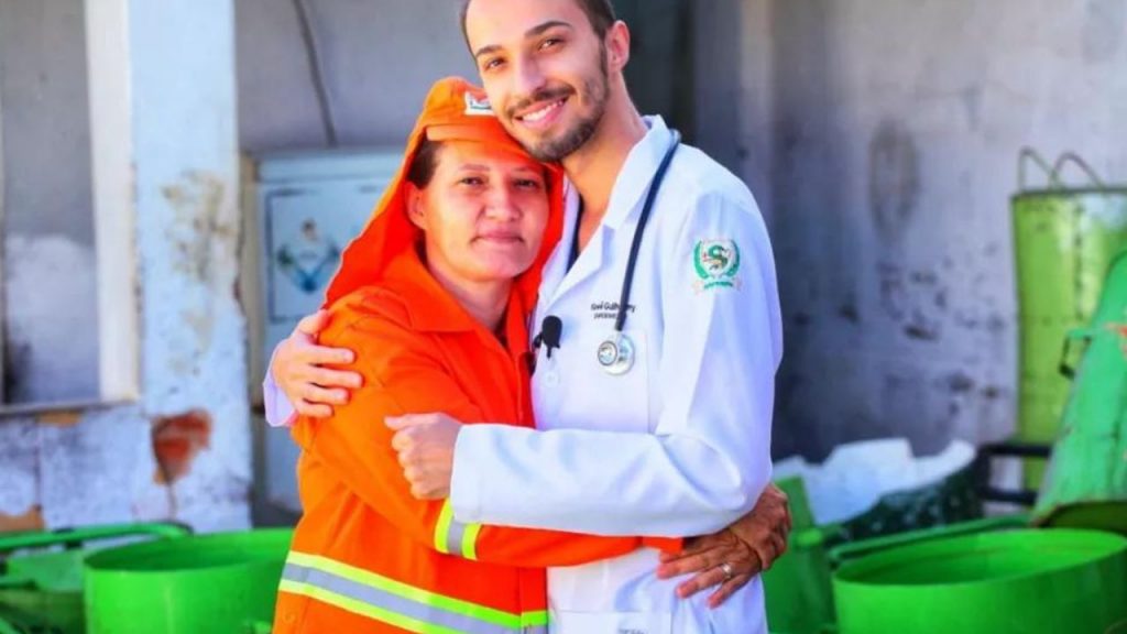 Em fotos da formatura, enfermeiro filho de gari faz homenagem à mãe