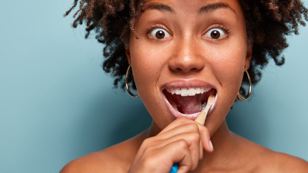 Como escolher a escova de dente ideal para sua saúde bucal?