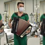 Em hospital, graduando em medicina toca sanfona para pacientes internados