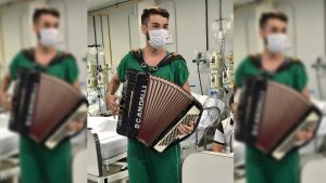 Em hospital, graduando em medicina toca sanfona para pacientes internados