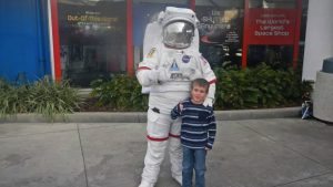 Pais criam vaquinha para levar à Lua cinzas de filho que sonhava em ser astronauta