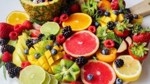 Frutas inteiras, secas, congeladas ou em sucos: existe diferença de nutrientes?