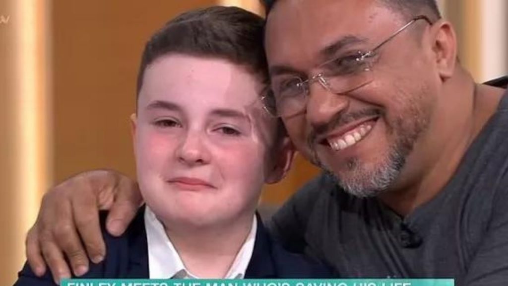 Britânico de 10 anos conhece brasileiro que doou medula para ele e fica emocionado