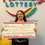 Mulher ganha R$ 800 mil na loteria e doa dinheiro para desconhecidos nos EUA